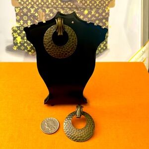 🫡Bronze colored hammered circle earrings. Light
